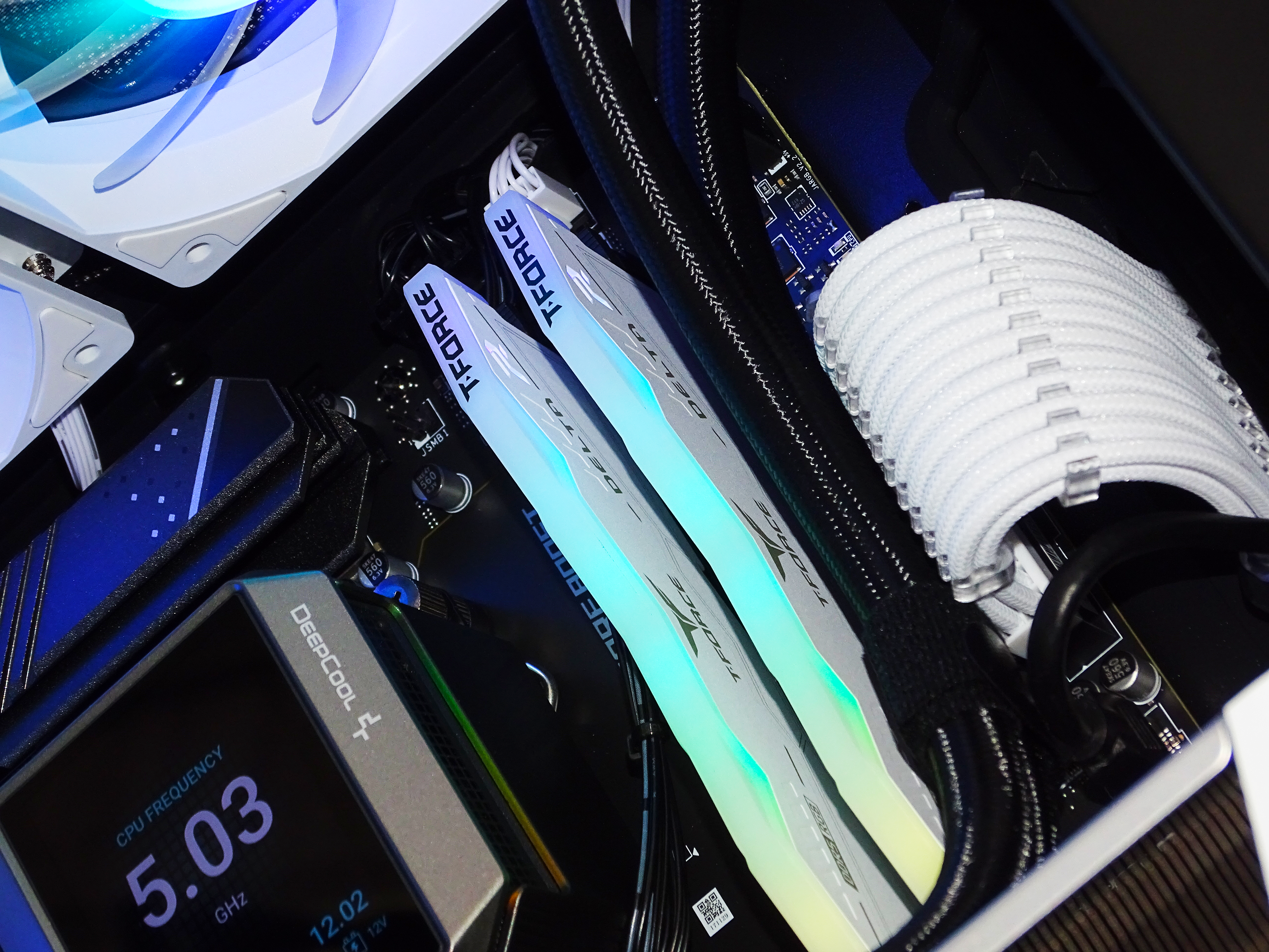 MESHIFY Gaming PC - RTX 5070 + Ryzen 9800X3D + 32GB DDR5 + 2TB NVMe